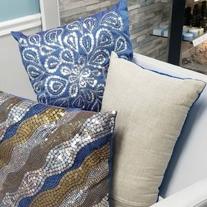 4 throw pillows